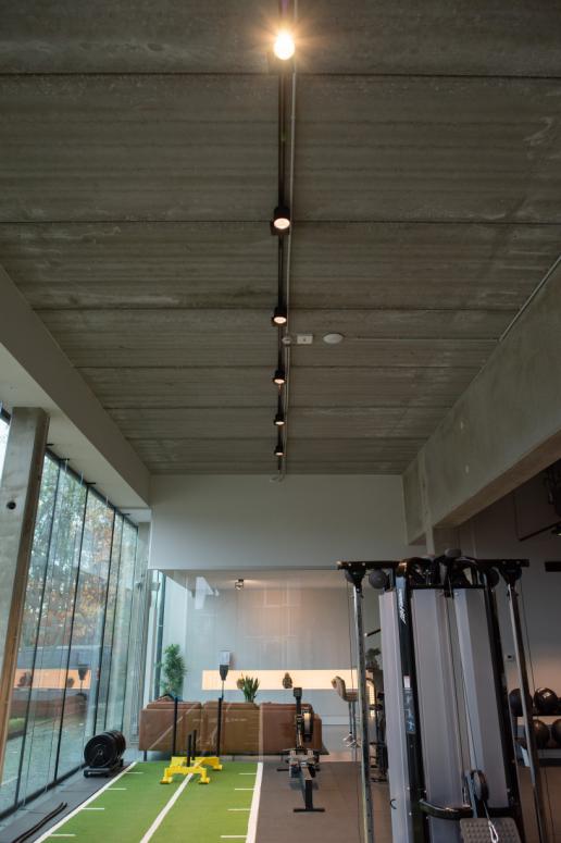 Verlichting, netwerk en muziek in een boutique gym te Mol