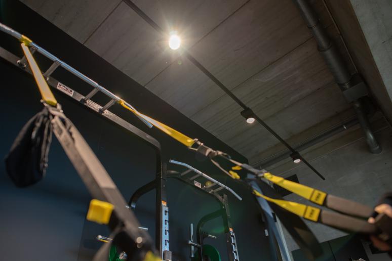 Verlichting, netwerk en muziek in een boutique gym te Mol